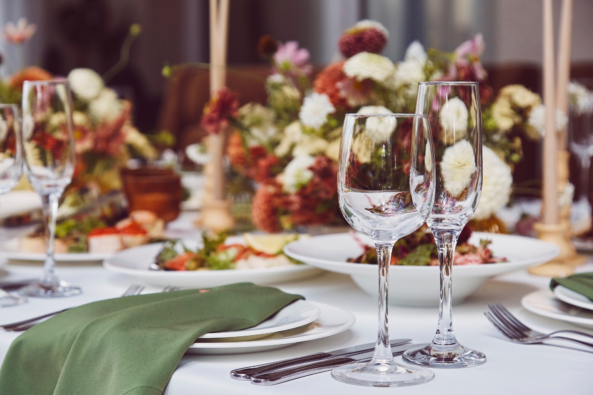 peikaz postavljenog stola