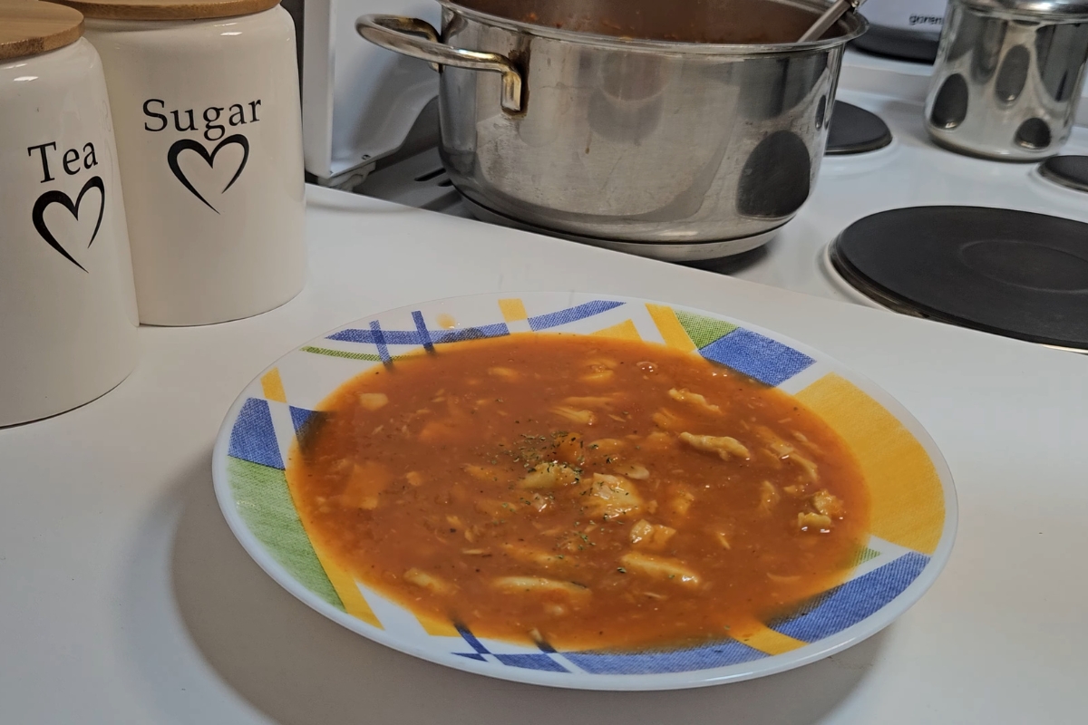 prikaz tanjira punog riblje čorbe