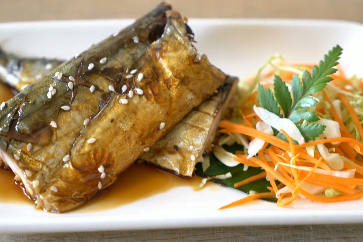 prikaz ribljeg filea sa salatom na tanjiru